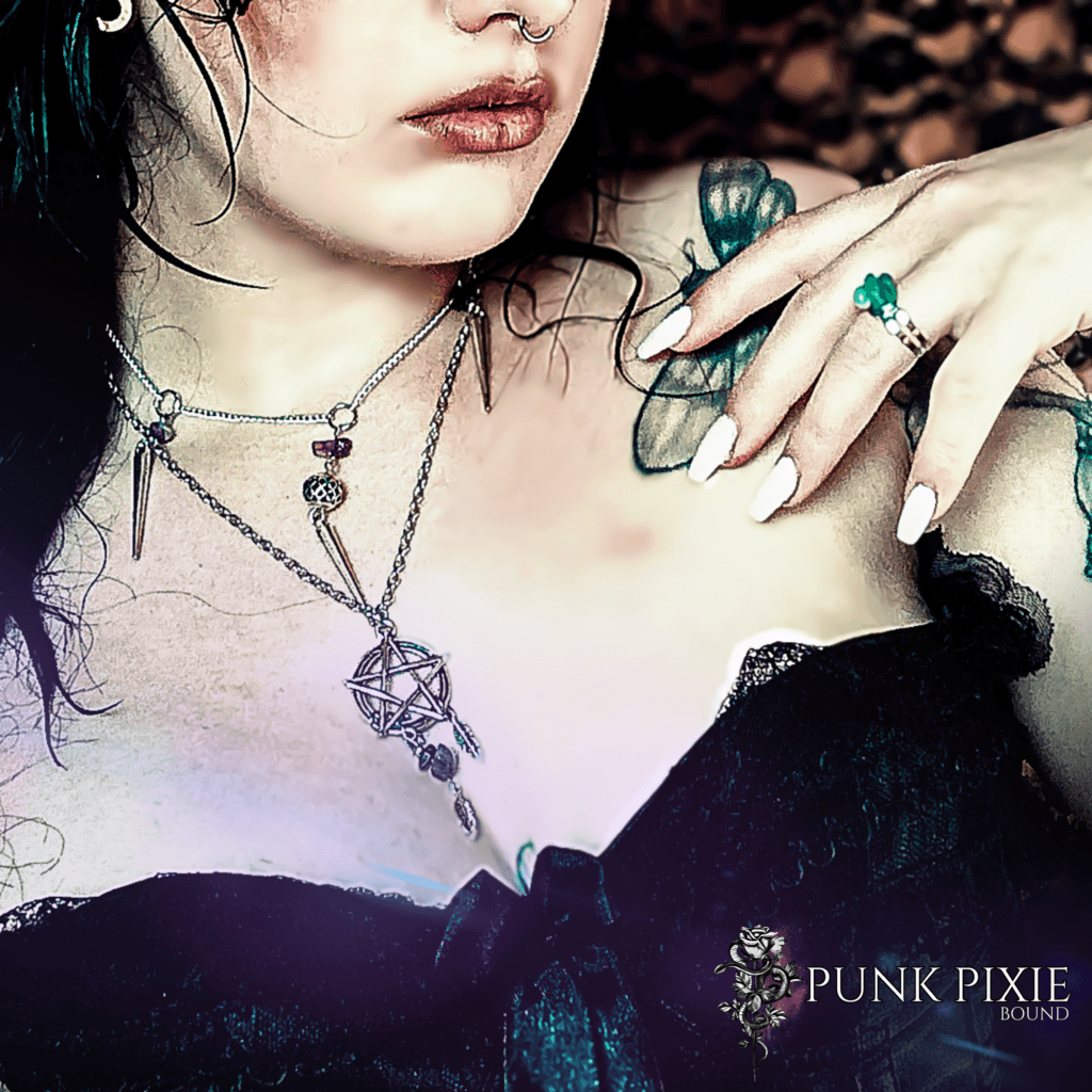 Nyx pendant with Vampira necklace