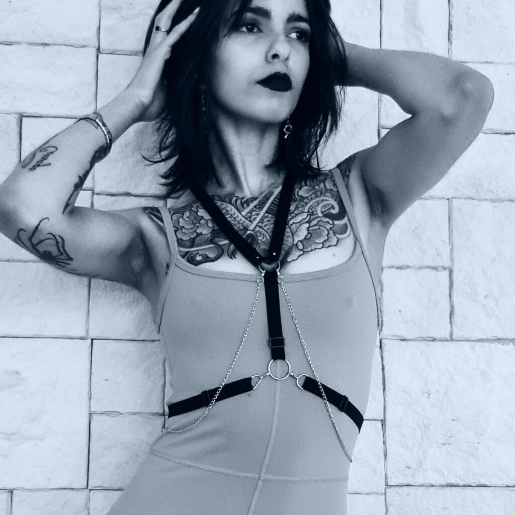 Serpentine body harness front