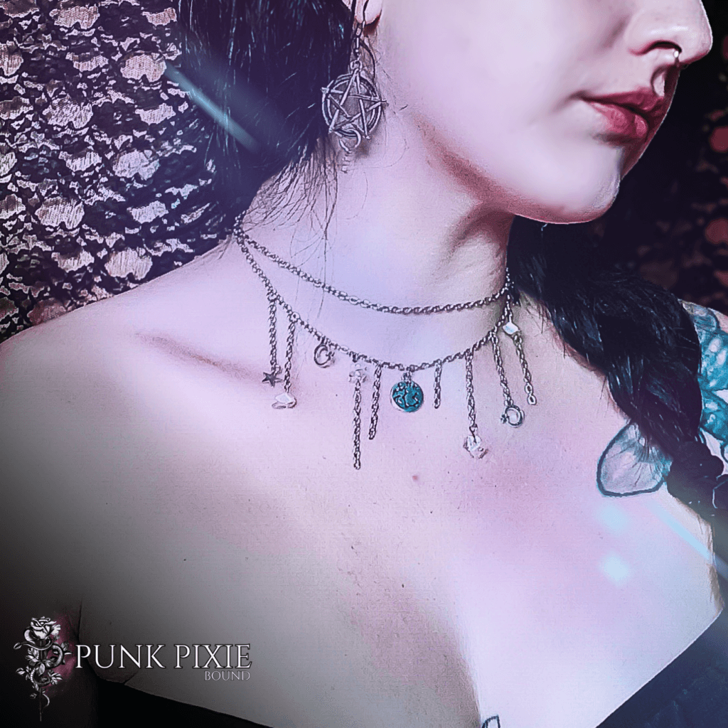 Selene choker worn by Pyretta
